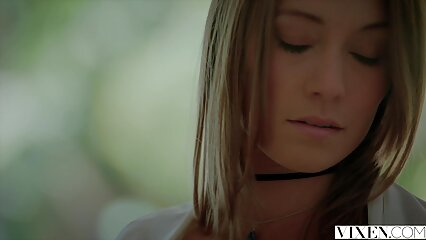 Hermosa belleza montando una polla temprano en la mañana