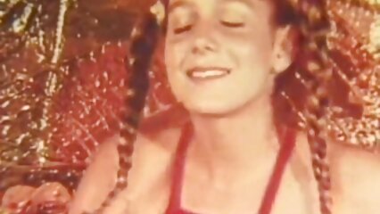 El fotógrafo no pudo resistirse a una milf de grandes tetas y la besó