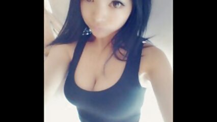 Modelo rusa metiéndose los dedos en el coño en un chat privado