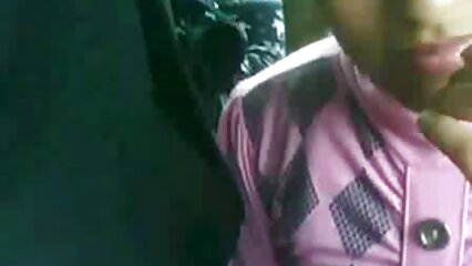 Una hermosa joven que se ha escapado de la universidad para besarse........... porno