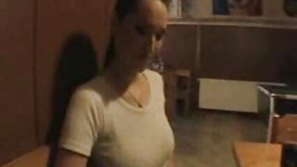 Las mujeres asiáticas sacan a un hombre de la ducha para tener sexo grupal