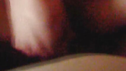 dos peluqueros que atienden a clientes en gangbang